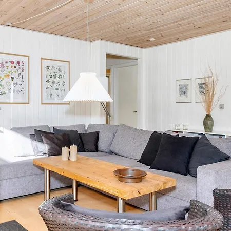 Tranquil Waterside Retreat-by Traum