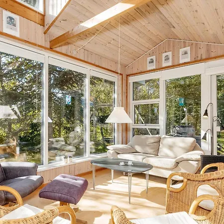 Tranquil Waterside Retreat-by Traum بيت للعطل