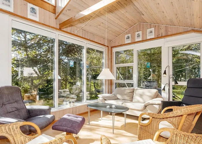 Tranquil Waterside Retreat-by Traum Feriehus